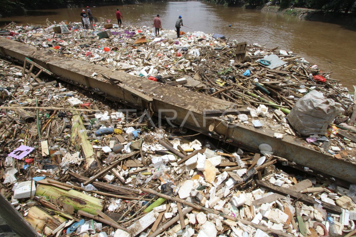 SAMPAH PENYEBAB BANJIR | ANTARA Foto