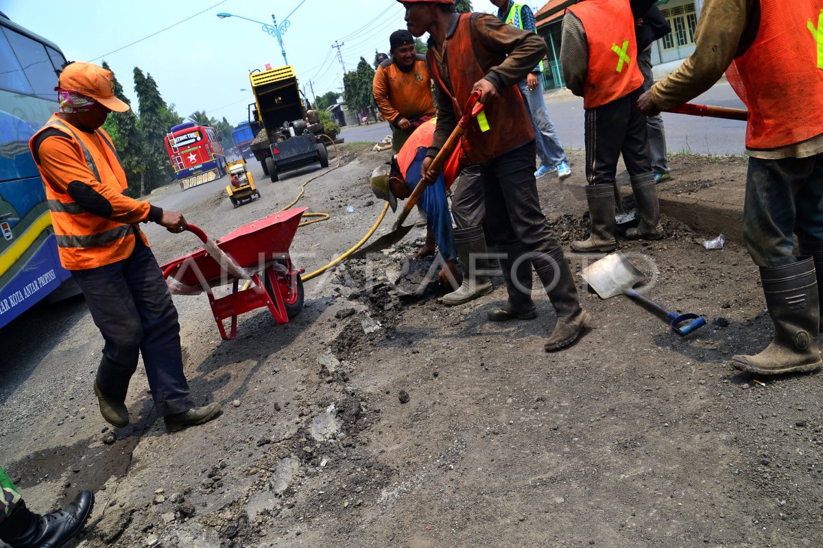 Perbaikan Jalur Pantura Antara Foto