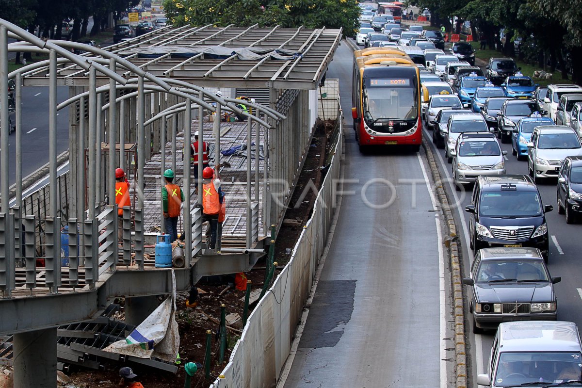 PEMBANGUNAN HALTE TRANSJAKARTA | ANTARA Foto