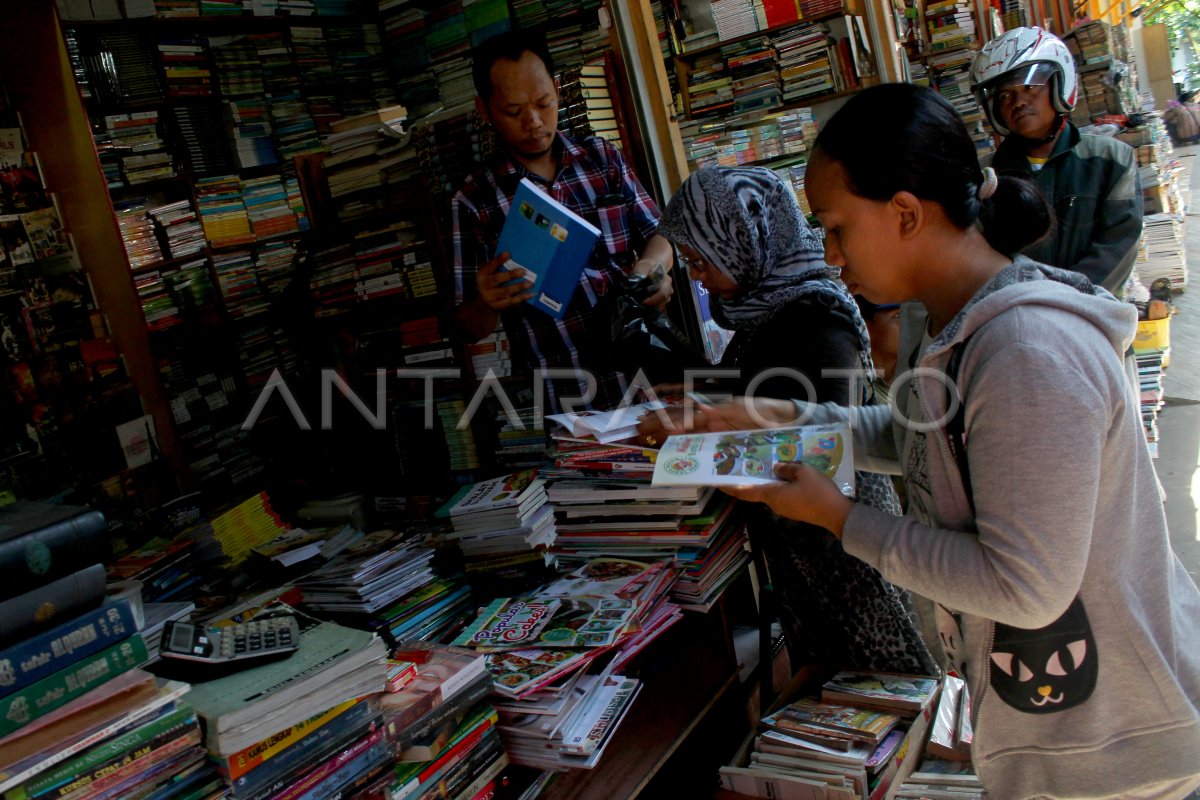 PENJUALAN BUKU BEKAS | ANTARA Foto