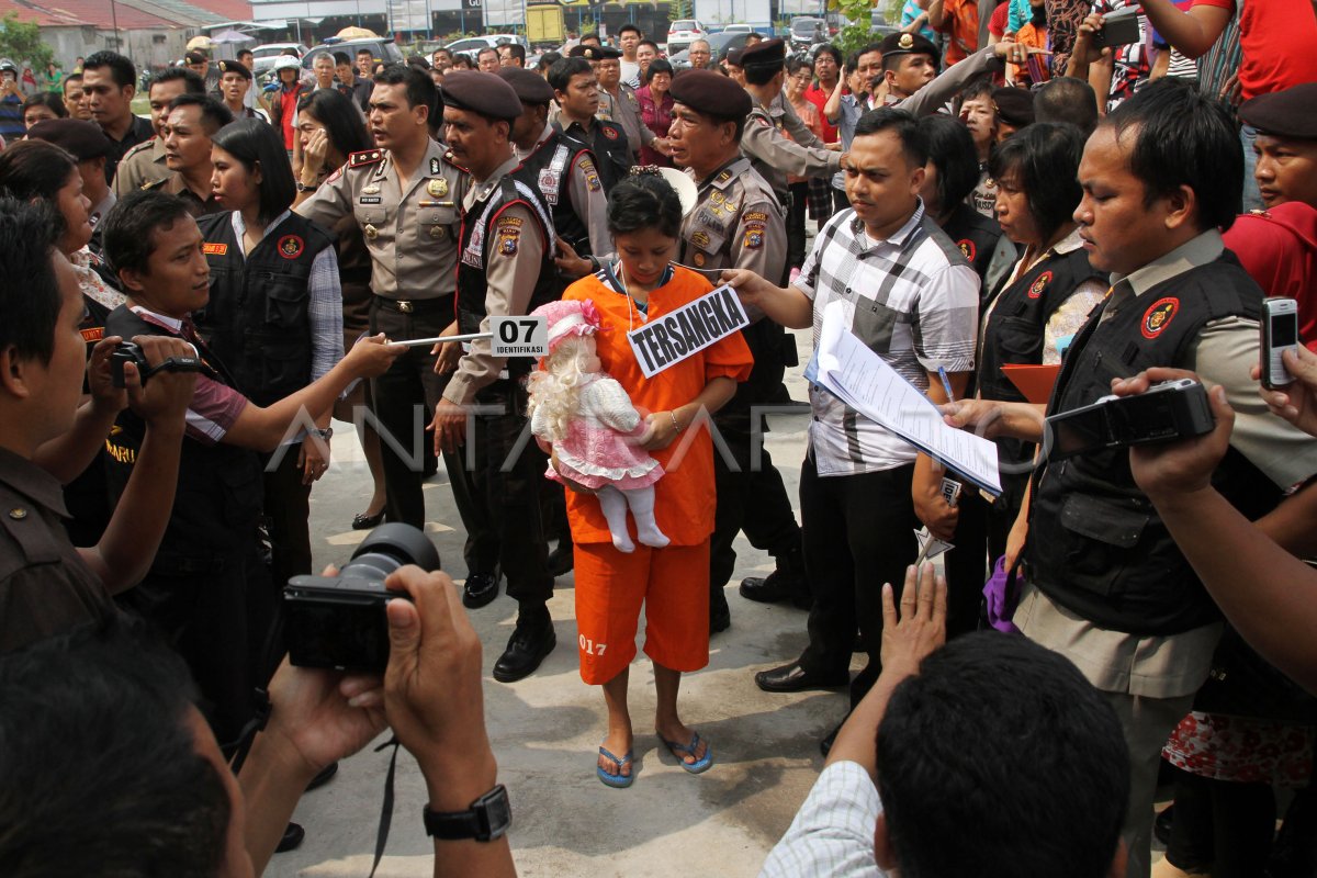 REKONSTRUKSI PEMBUNUHAN BAYI | ANTARA Foto