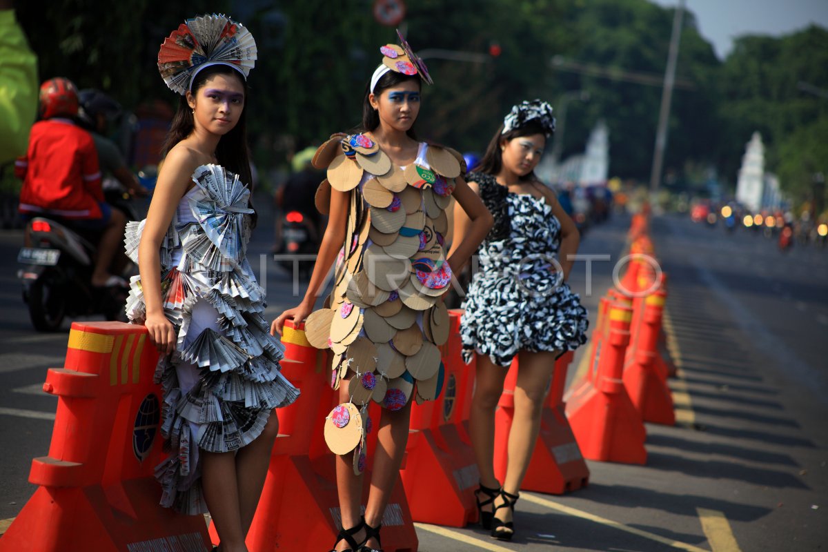 PAKAIAN BERBAHAN DAUR ULANG | ANTARA Foto