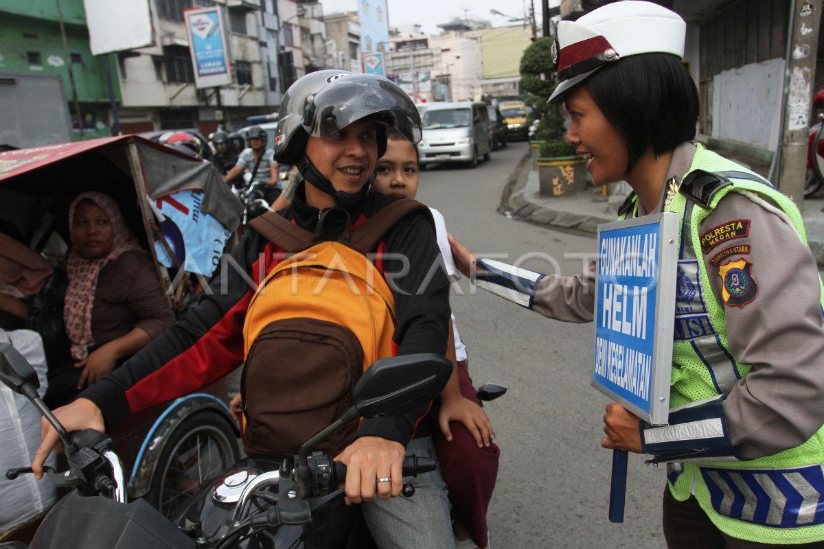 HIMBAUAN TERTIB LALU LINTAS | ANTARA Foto