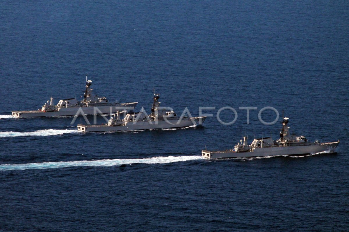 Latihan Manuver Kapal Perang Tni Al Antara Foto