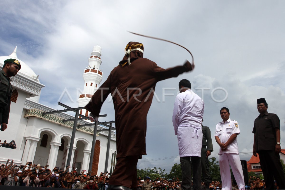 Hukum Cambuk Aceh Antara Foto