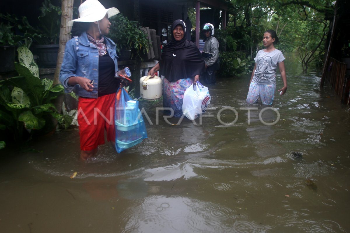 Evakuasi Barang Akibat Banjir Antara Foto