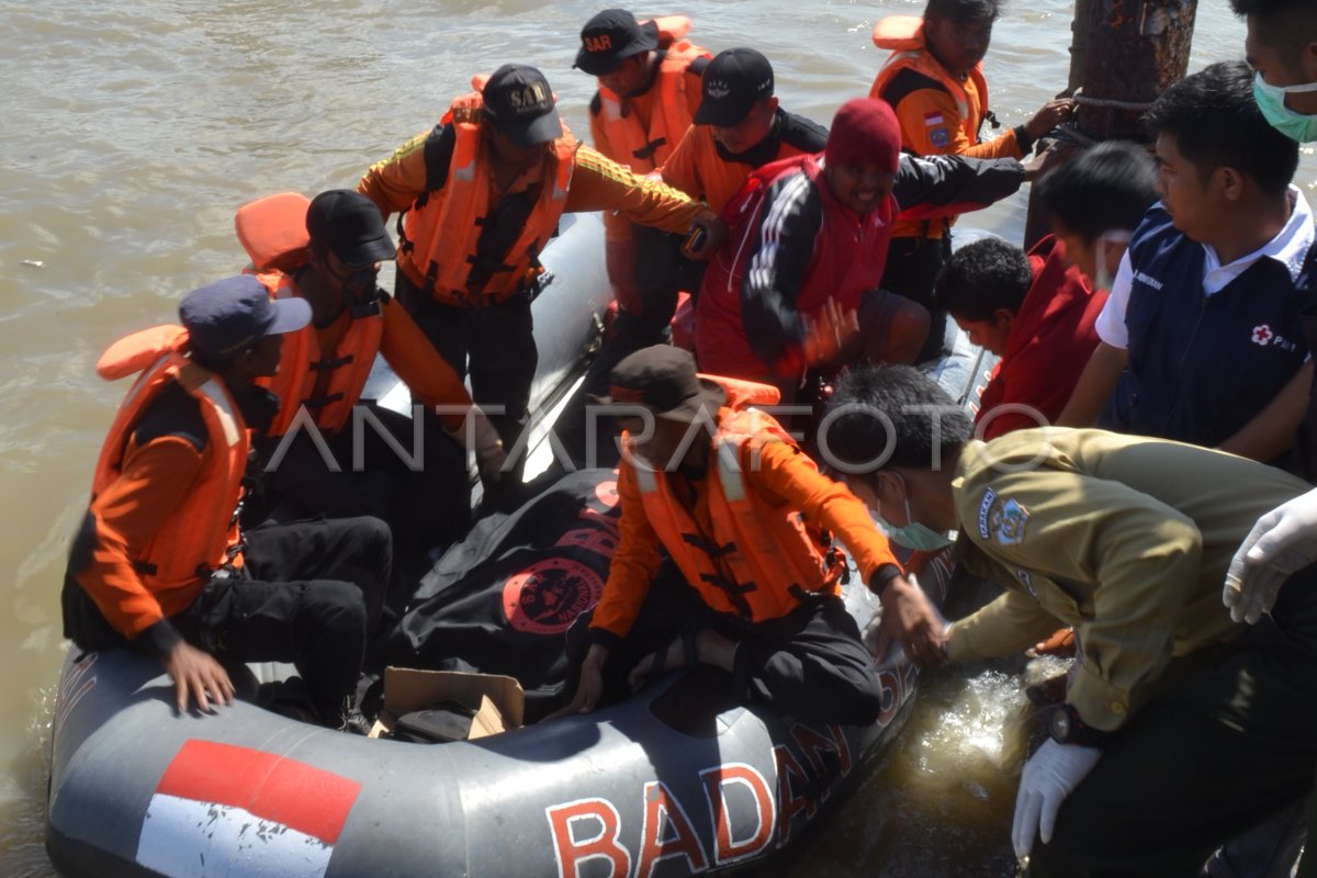 EVAKUASI KORBAN KAPAL TABRAKAN | ANTARA Foto