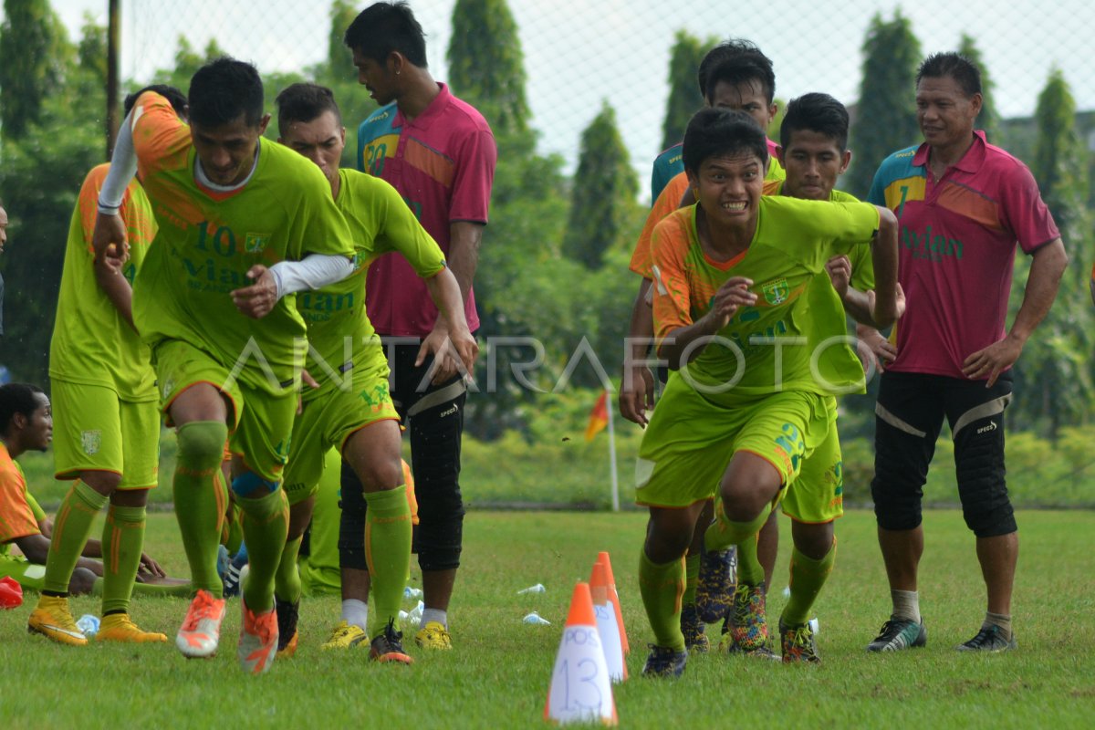 PROGRAM LATIHAN PERSEBAYA SURABAYA | ANTARA Foto