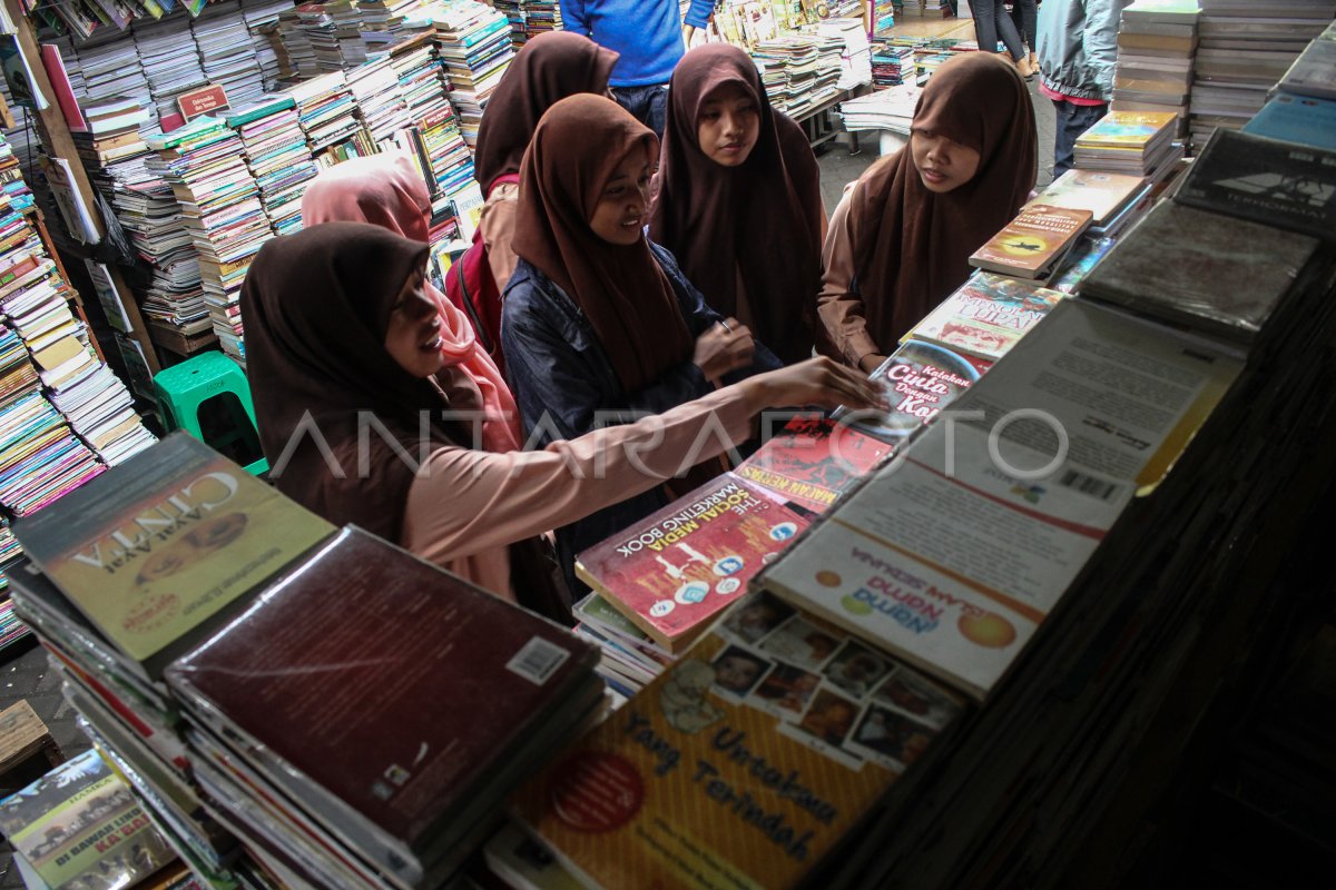 BUKU BEKAS MURAH | ANTARA Foto