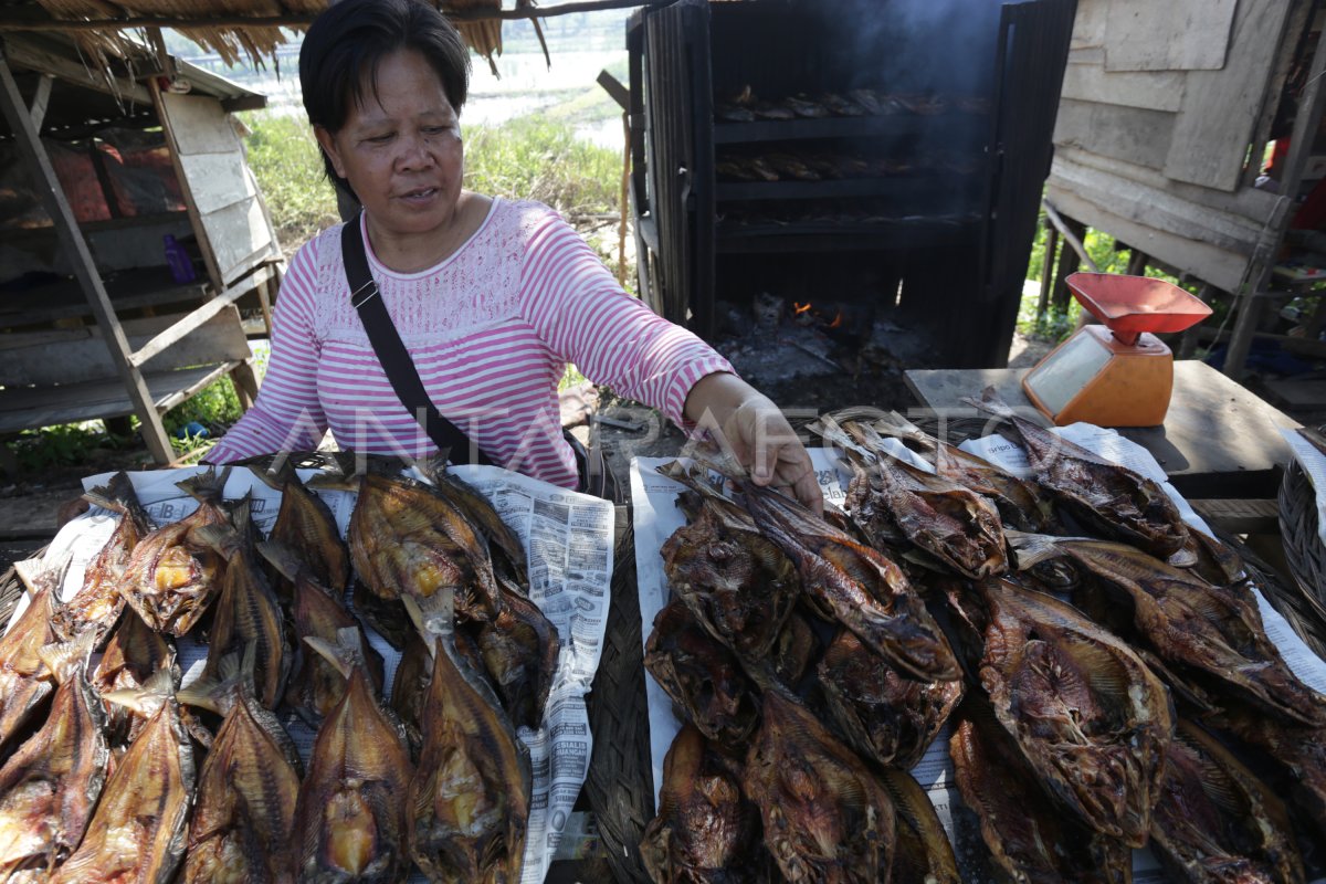 Pedagang Ikan Salai Antara Foto