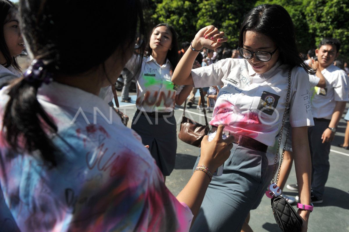 AKSI CORAT-CORET KELULUSAN | ANTARA Foto