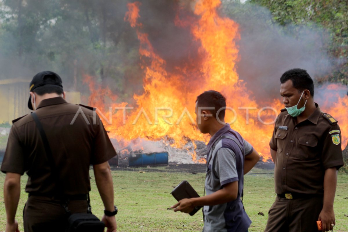 PEMUSNAHAN BARANG BUKTI KEJAHATAN | ANTARA Foto