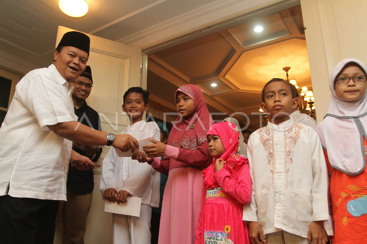 SANTUNAN ANAK YATIM | ANTARA Foto