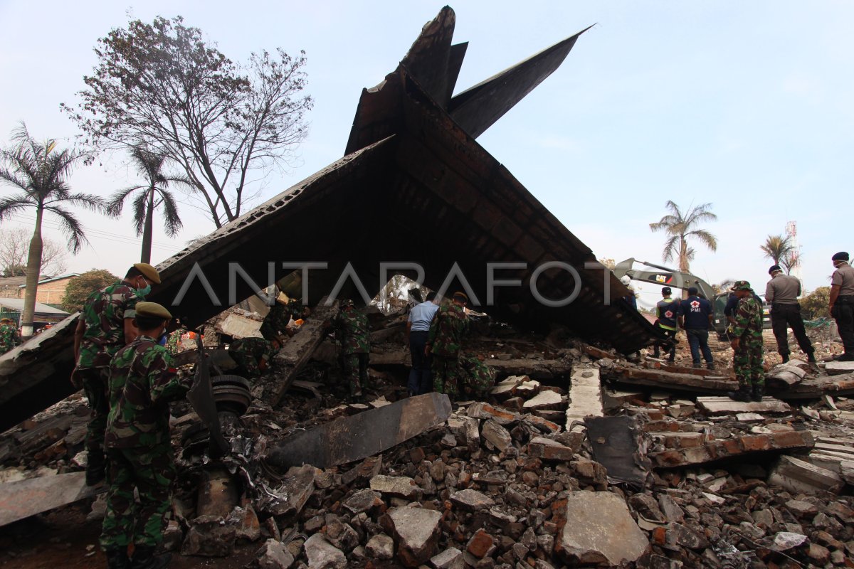 EVAKUASI PESAWAT HERCULES DILANJUTKAN | ANTARA Foto