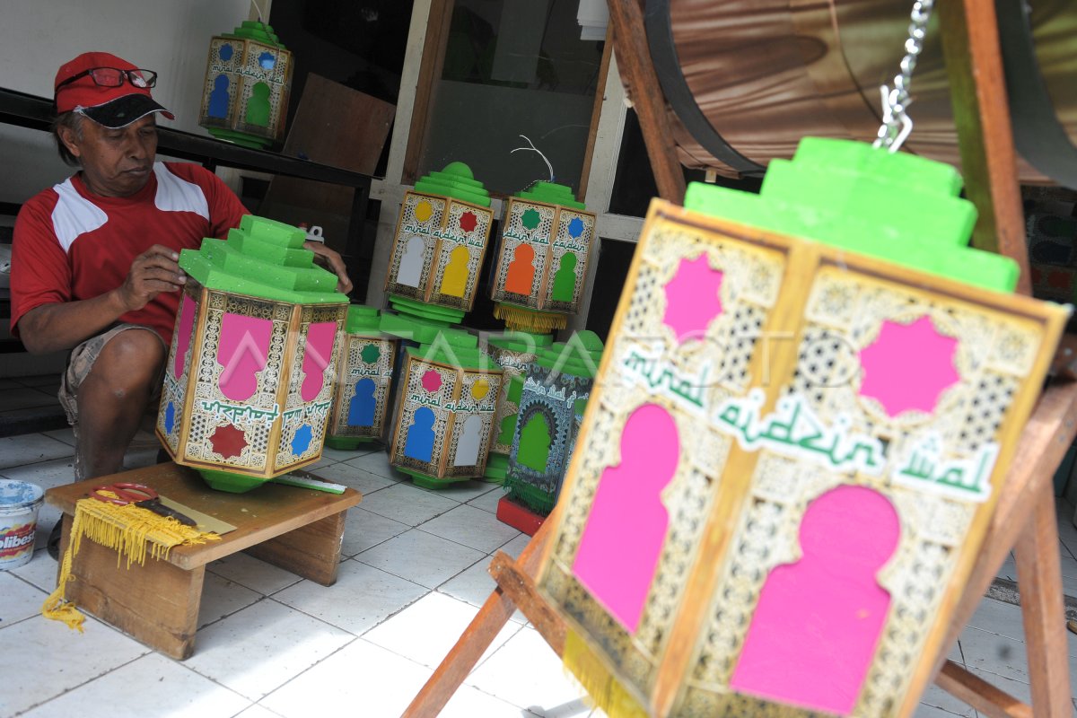 LAMPION LEBARAN | ANTARA Foto