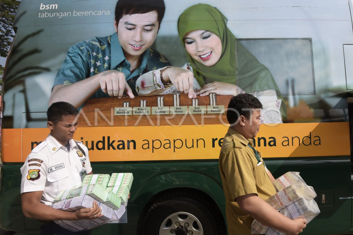 PENUKARAN UANG PECAHAN | ANTARA Foto