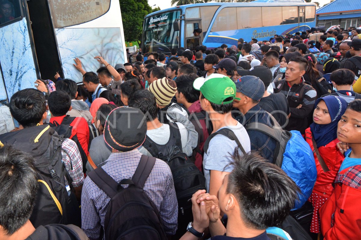 PEMUDIK MENUMPUK Di BAKAUHENI | ANTARA Foto