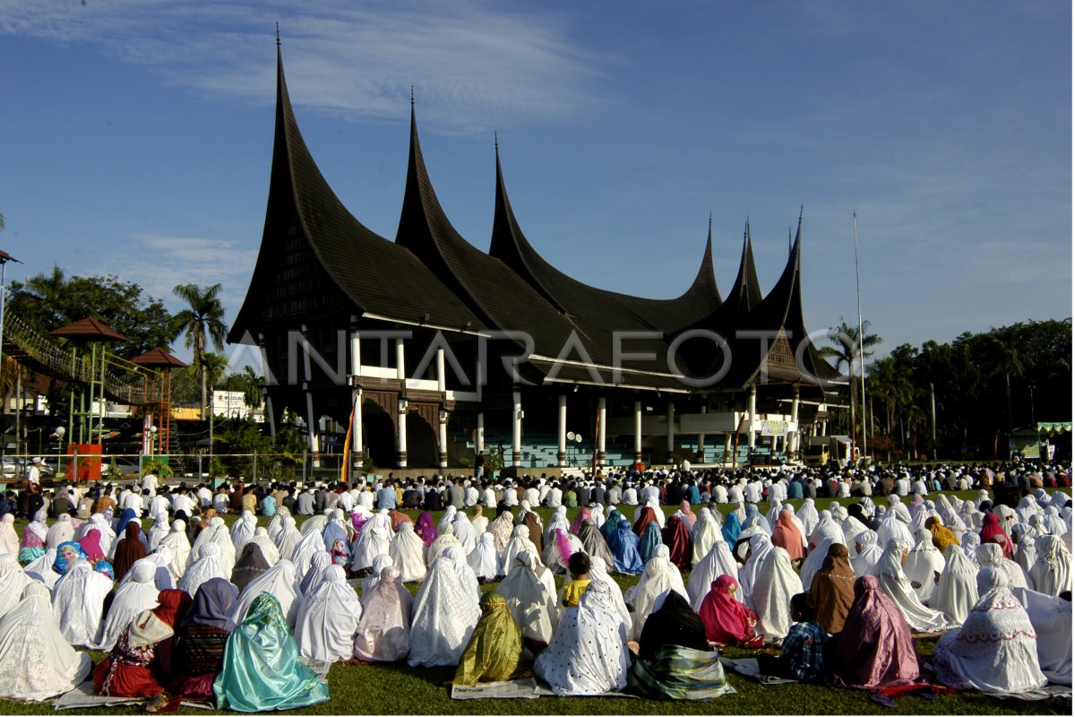 SHALAT ID SUMBAR | ANTARA Foto