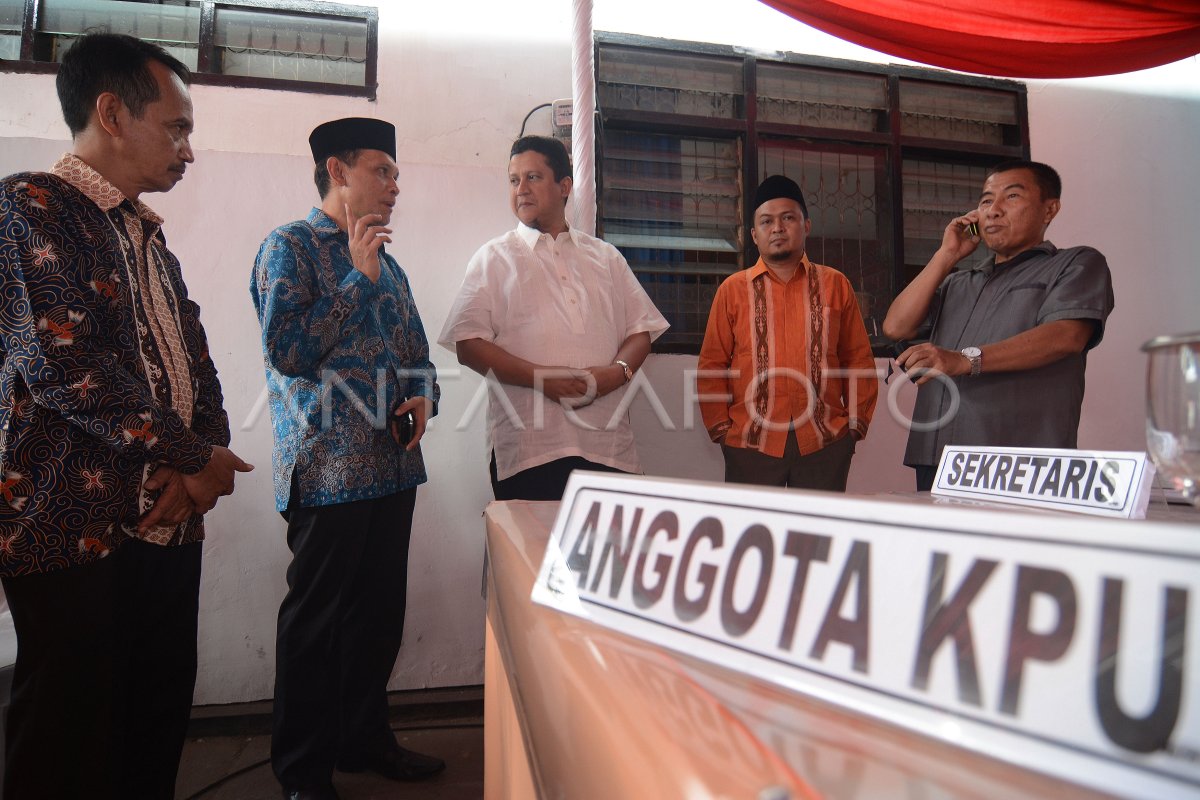 PENGAWASAN PENDAFTARAN CALON KEPALA DAERAH | ANTARA Foto