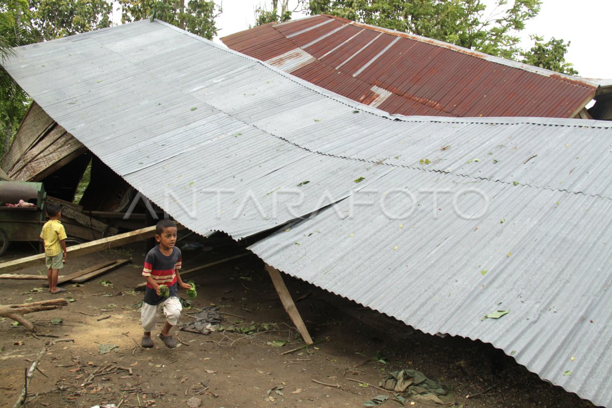 PUTING BELIUNG RUSAK RATUSAN RUMAH | ANTARA Foto