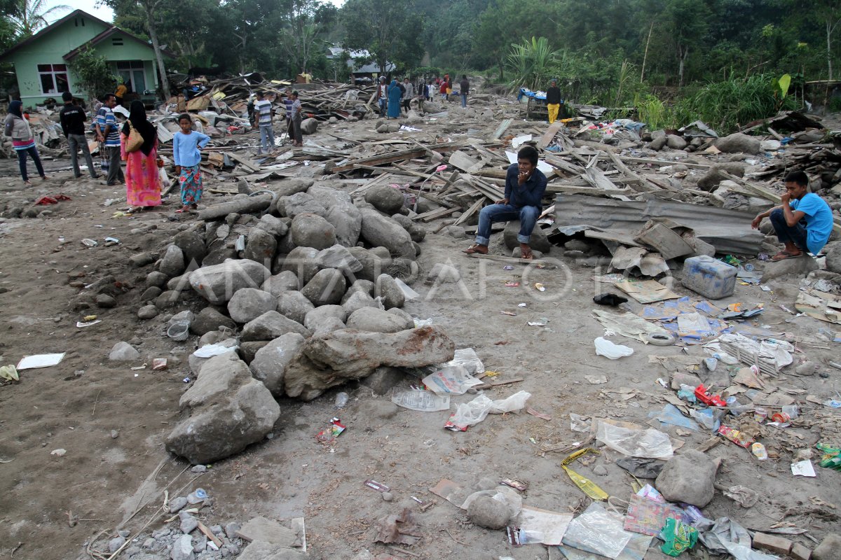 DAMPAK BANJIR DAN LONGSOR | ANTARA Foto