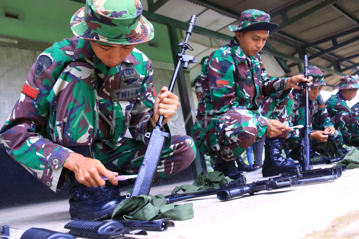 PEMERIKSAAN SENJATA API TNI | ANTARA Foto