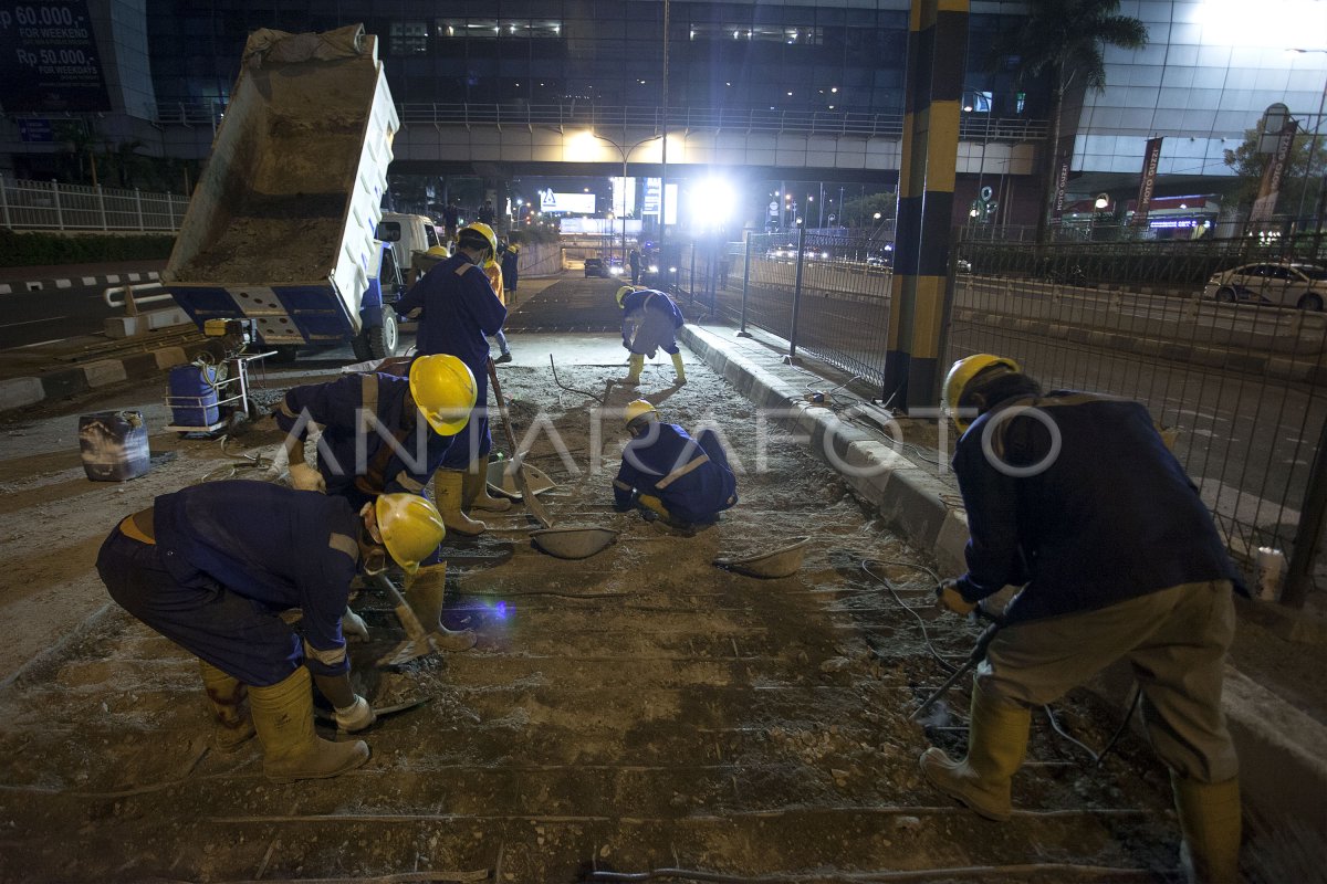 PERBAIKAN DAN PERAWATAN JALAN | ANTARA Foto