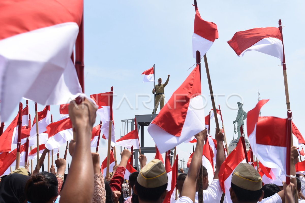 PENGIBARAN MERAH PUTIH PERTAMA KALI | ANTARA Foto