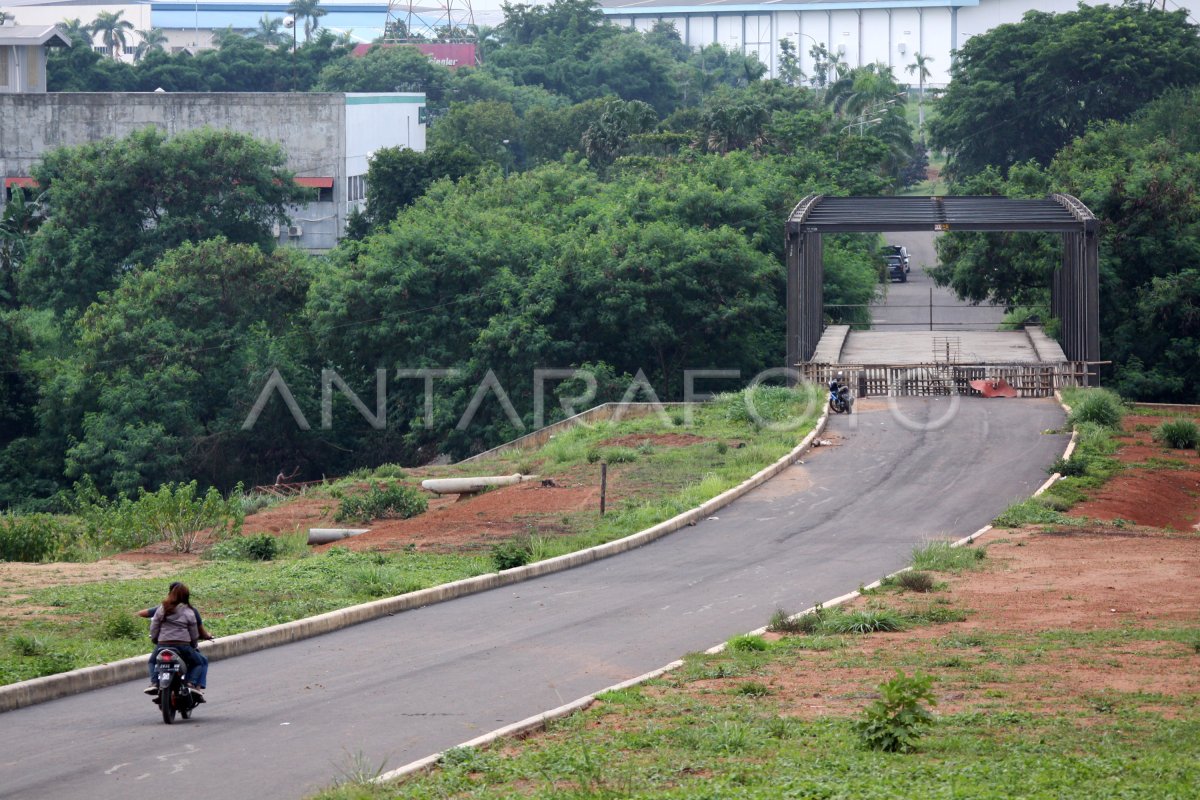 Pembangunan Jembatan Penghubung Mangkrak Antara Foto