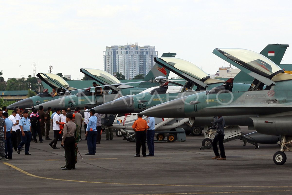 LATIHAN PESAWAT TEMPUR TNI AU | ANTARA Foto