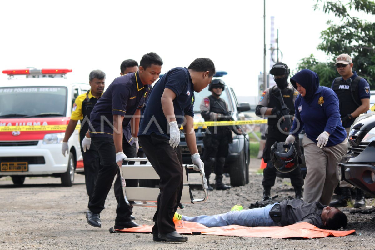 SIMULASI PENANGANAN TERORIS | ANTARA Foto