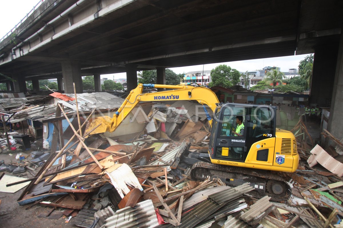 PEMBONGKARAN BANGUNAN DI KOLONG TOL PLUIT | ANTARA Foto