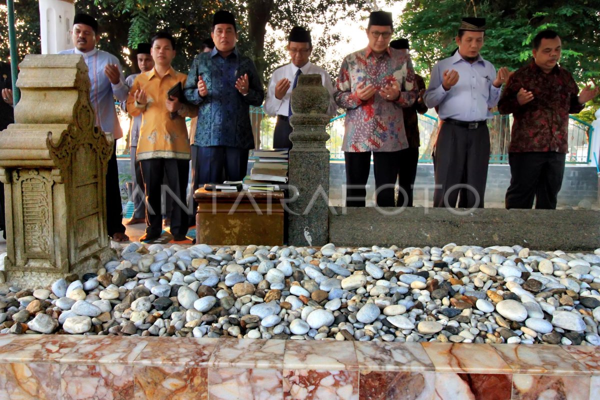 METERI AGAMA ZIARAH KE MAKAM RAJA SAMUDERA PASAI | ANTARA Foto