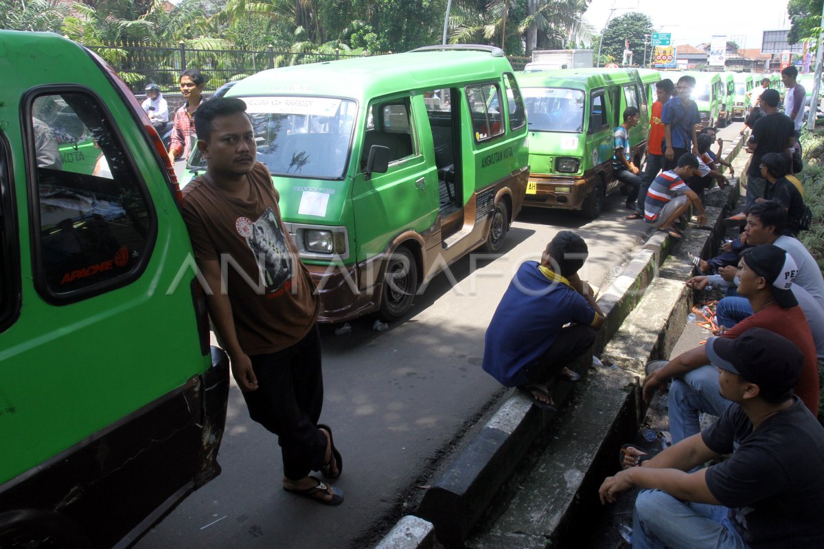 SUPIR ANGKUTAN KOTA MOGOK | ANTARA Foto