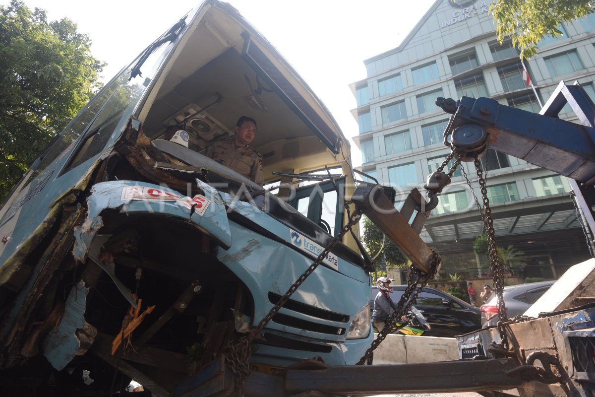 KECELAKAAN BUS TRANSJAKARTA | ANTARA Foto