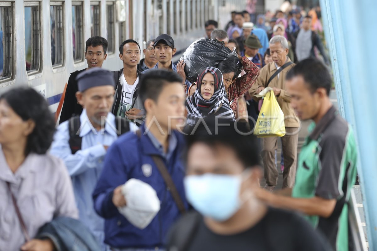 ANTISIPASI LONJAKAN PEMUDIK KERETA API | ANTARA Foto