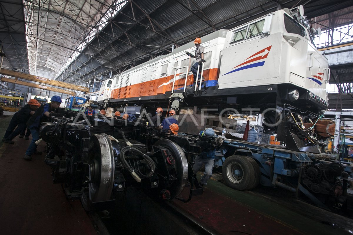 Perakitan Lokomotif Baru Kereta Api Antara Foto