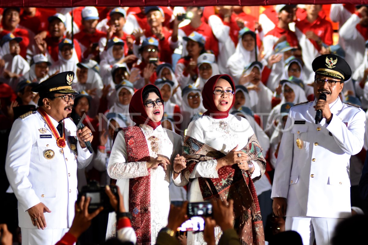 UPACARA PENURUNAN BENDERA KEMERDEKAAN RI | ANTARA Foto