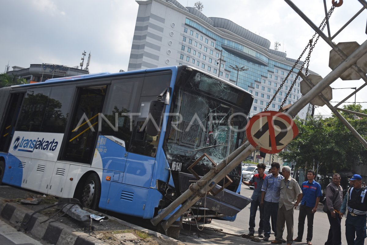 TRANSJAKARTA TABRAK PEMBATAS JALAN | ANTARA Foto