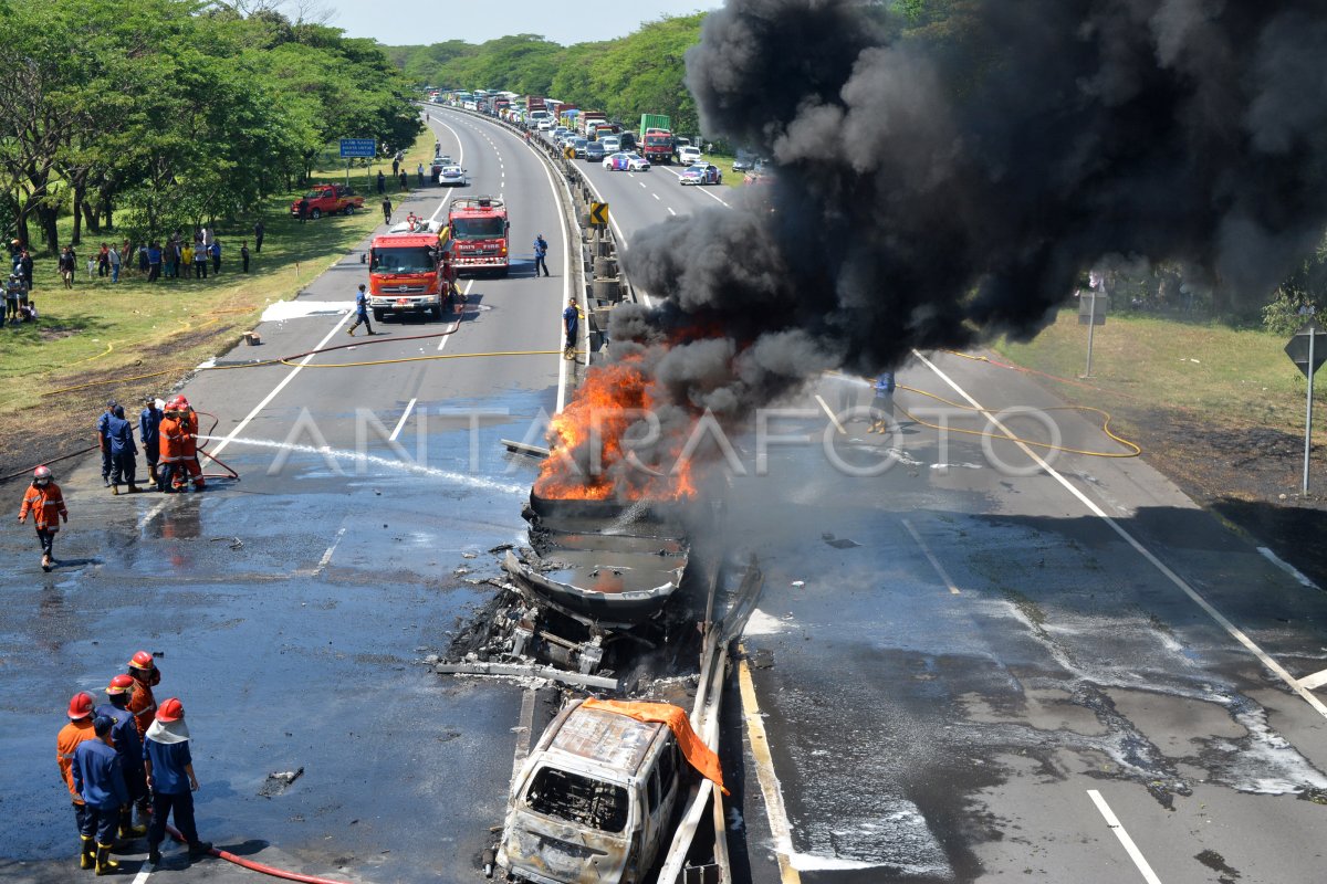 TRUK BBM PERTAMINA TERBAKAR | ANTARA Foto