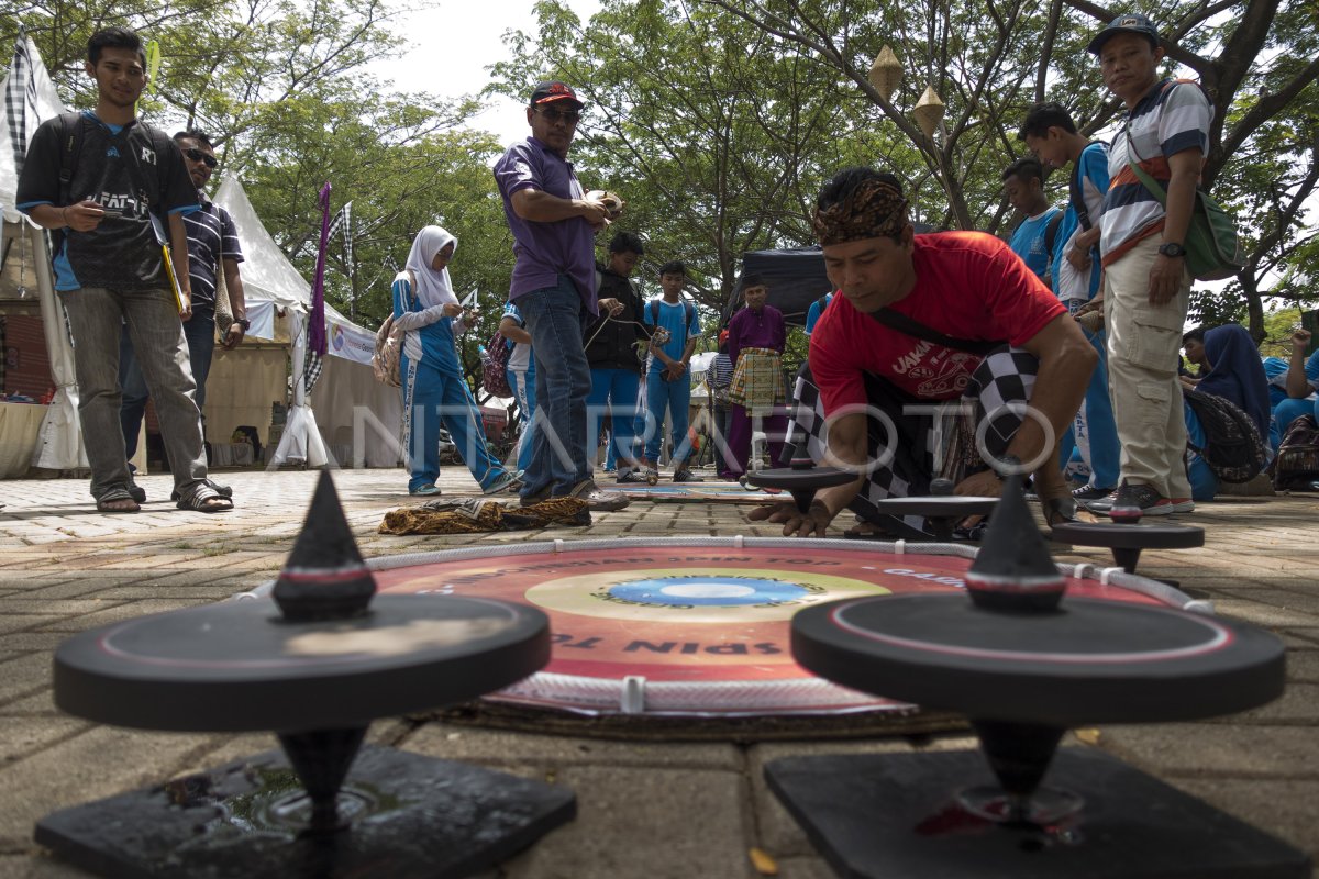 PERMAINAN GASING TAFISA GAMES | ANTARA Foto