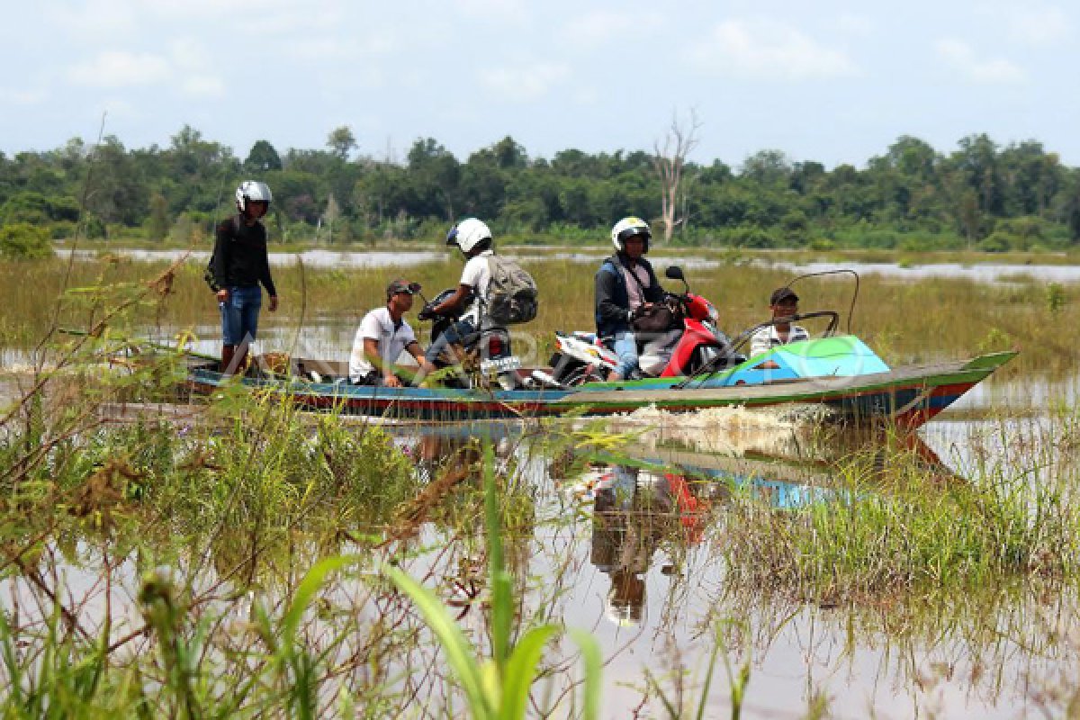 JALAN TRANS KALIMANTAN PUTUS KARENA BANJIR | ANTARA Foto