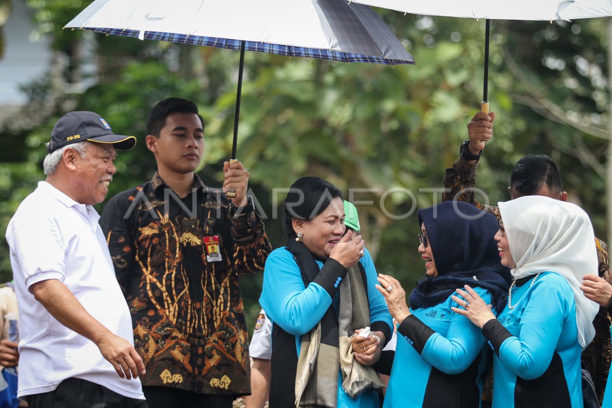 Ibu Negara Menaman Pohon Antara Foto