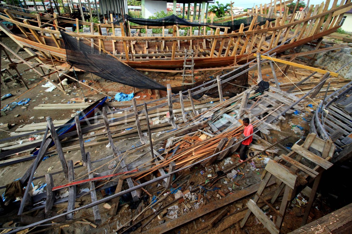 Kendala Bahan Baku Kayu Antara Foto