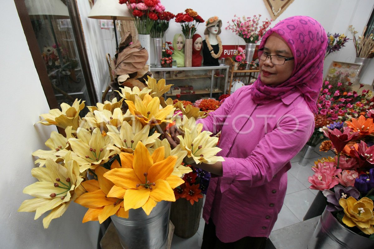 KERAJINAN BERBAHAN KULIT JAGUNG | ANTARA Foto