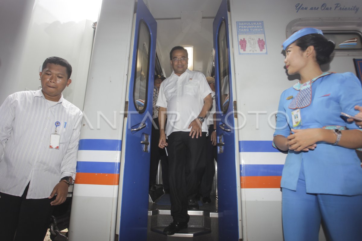 MENHUB TINJAU STASIUN PASAR SENEN | ANTARA Foto