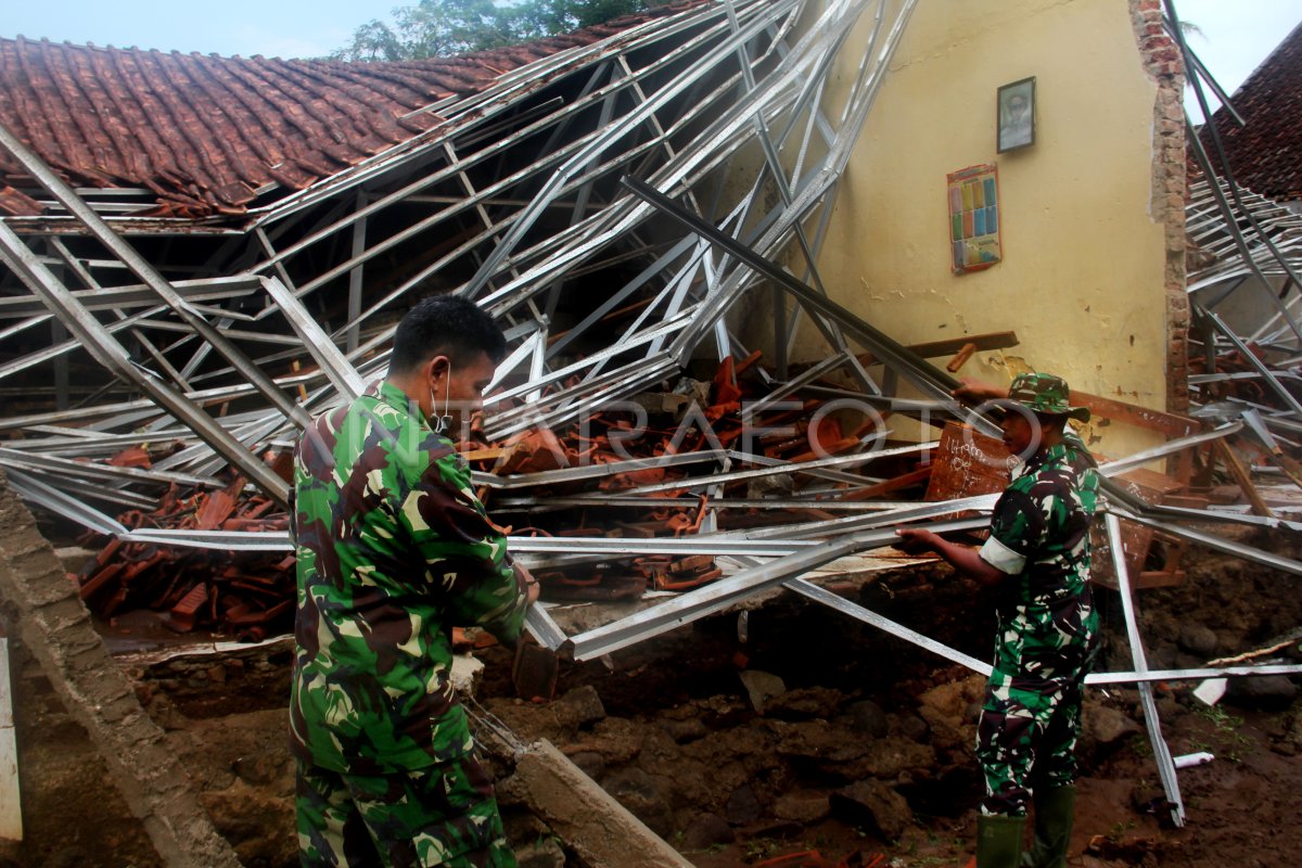 BANJIR BANDANG TERJANG SEKOLAH | ANTARA Foto