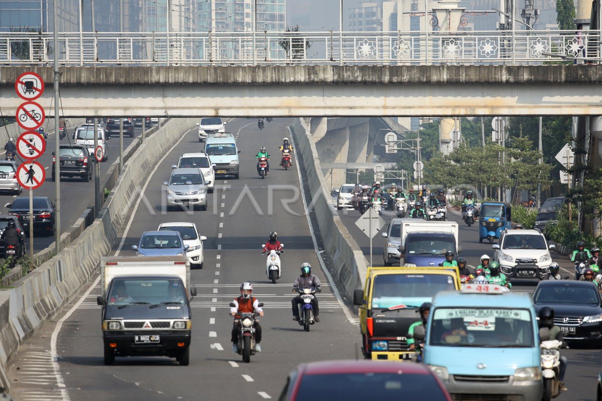 PELANGGARAN LALU LINTAS | ANTARA Foto