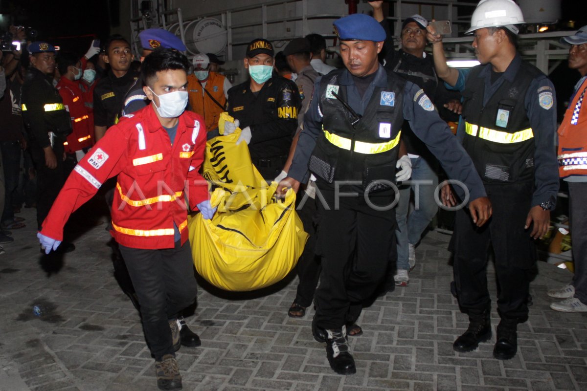 JENAZAH KORBAN KAPAL TERBAKAR | ANTARA Foto