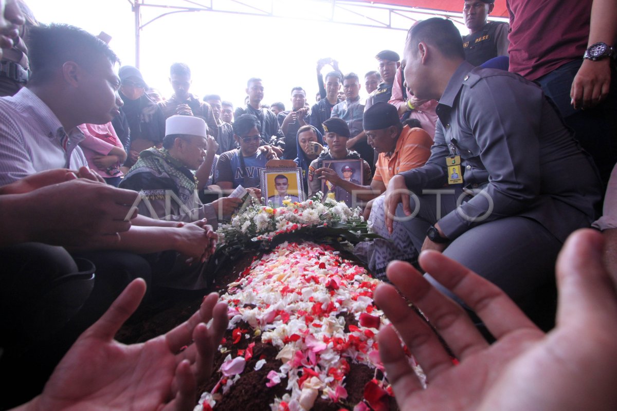 PEMAKAMAN KORBAN BOM KAMPUNG MELAYU | ANTARA Foto